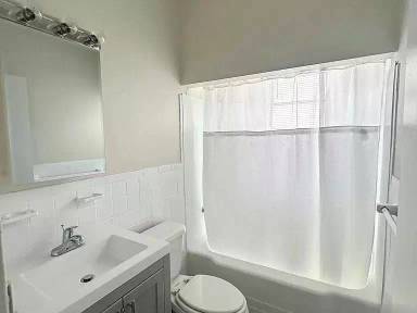 Main picture of 444 E 36th St