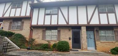 Main picture of 2962 N DeKalb Dr