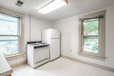 Main picture of 100 W 6th Ave