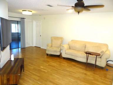 Main picture of 211 Oak Ln