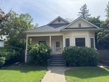 Main picture of 1336 Broadway St
