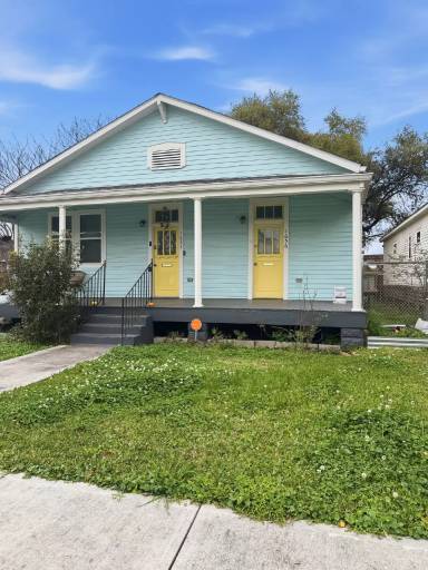 Main picture of 1656 Pleasure St