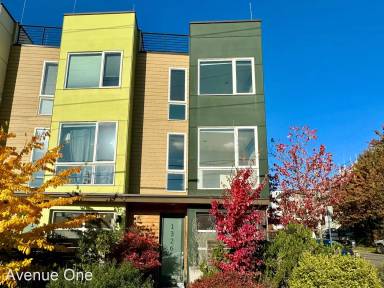 Main picture of 1326 E Marion St