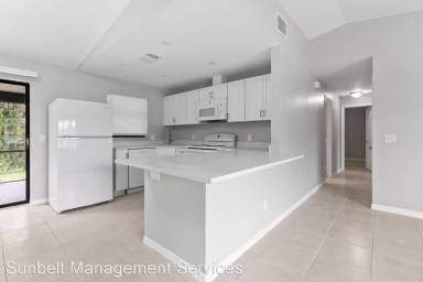 Main picture of 18299 Edgewater Dr