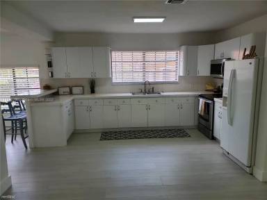 Main picture of 601 SW 39th Ave