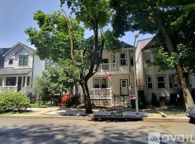 Main picture of 3020 N Hoyne Ave