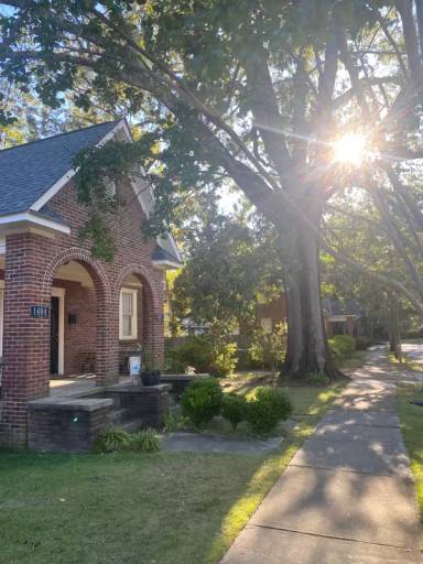 Main picture of 1402 Victoria St