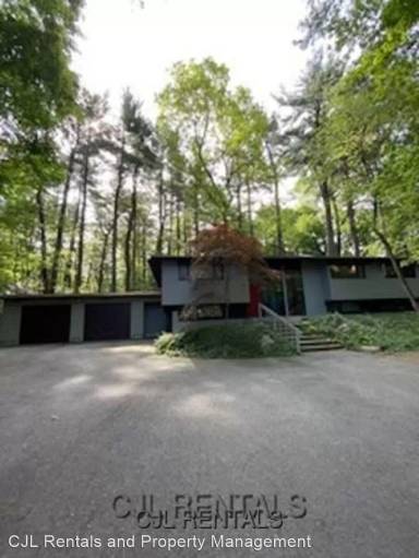 Main picture of 12 White Pine Ln