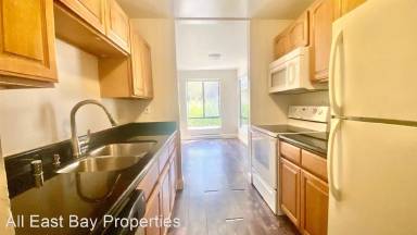 Main picture of 5 Commodore Dr