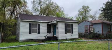 Main picture of 610 W 75th St