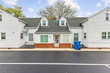 Main picture of 128 134 1/2 Univ Ln