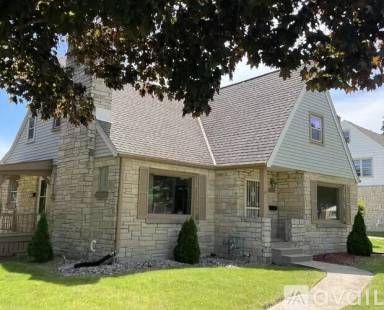Main picture of 1651 Lathrop Ave