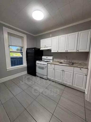 Main picture of 64 Hollis St