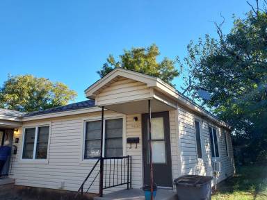 Main picture of 910 1/2 SW 7th St