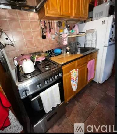 Main picture of 127 E 7th St