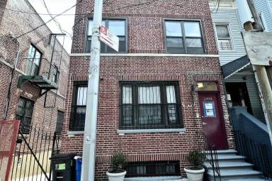 Main picture of 2498 Bathgate Ave