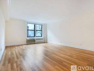 Main picture of 305 W 13th St