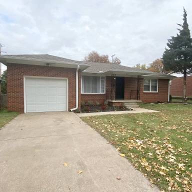 Main picture of 1065 E 53rd St