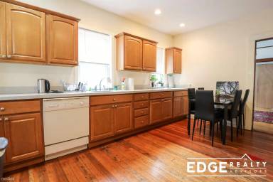 Main picture of 10 Menlo St