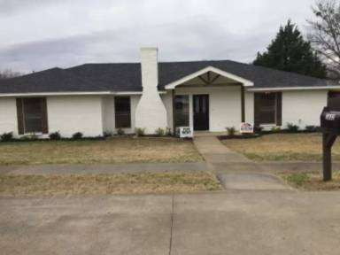 Main picture of 1832 Woodbridge Dr