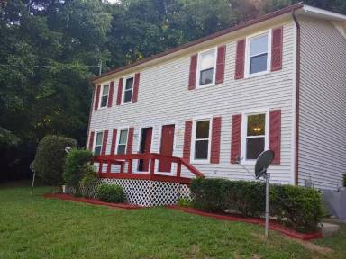 Main picture of 1860 Lowe St