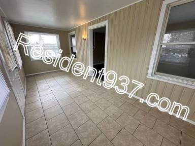 Main picture of 1655 Barney Ave