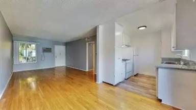 Main picture of 400 N Serrano Ave