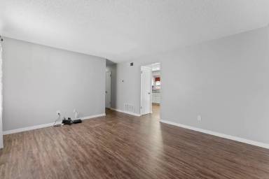 Main picture of 450 Longwood Cir