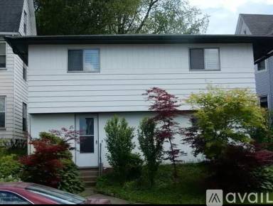 Main picture of 912 Monroe Ave