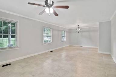 Main picture of 212 Pinewood Dr