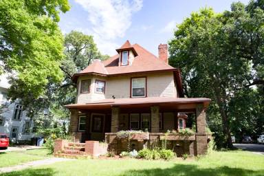 Main picture of 809 6th St SE