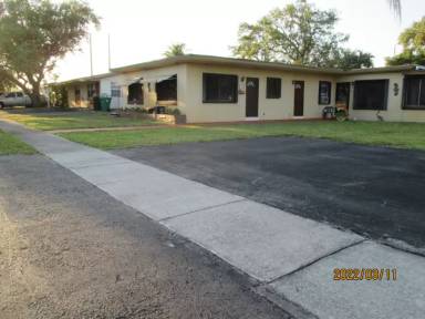 Main picture of 210 SW 3rd St