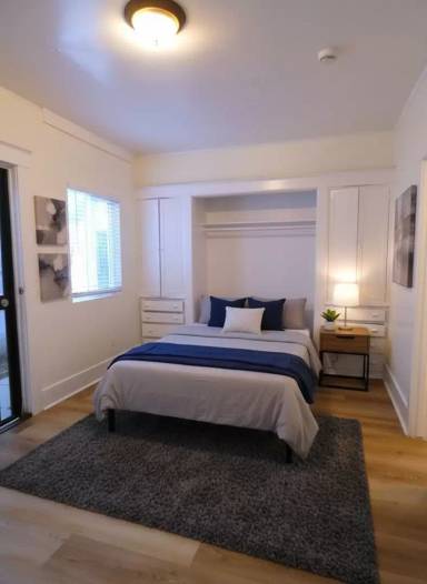 Main picture of 624 W 5th St