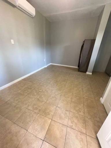 Main picture of 1315 W Roosevelt Blvd