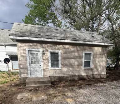 Main picture of 1108 1/2 Charleston St