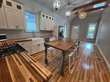 Main picture of 807 N Oak St