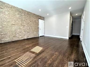 Main picture of 1614 W Roscoe St