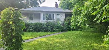 Main picture of 34 Lake St