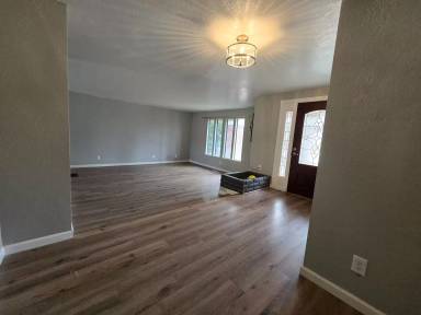 Main picture of 3031 S Oak Park St