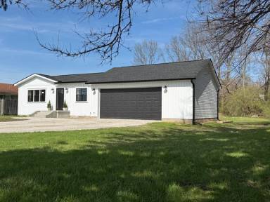 Main picture of 2492 Cincinnati Brookville Rd
