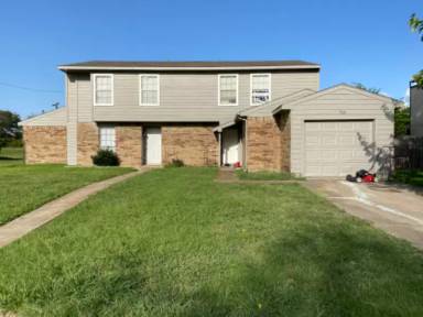 Main picture of 713 Royal Crest Dr