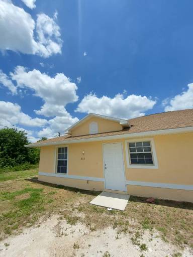 Main picture of 814 W 12th St