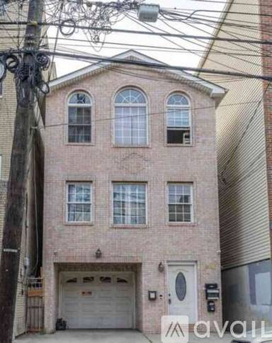 Main picture of 347 Palisade Ave