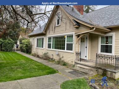 Main picture of 1220 E Main St