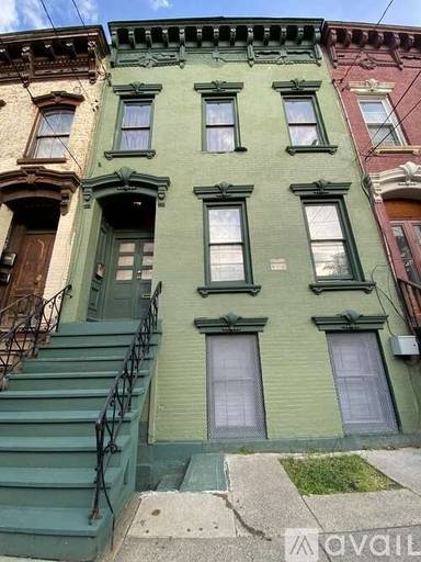 Main picture of 114 Lark St