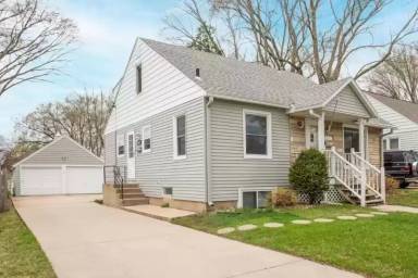 Main picture of 1209 1/2 13th Ave NE