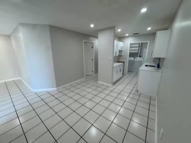 Main picture of 933 SW 16th Pl