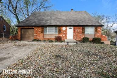 Main picture of 5631 N Quincy Ave