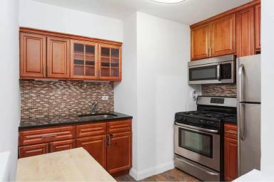 Main picture of 855 E 7th St Apartments