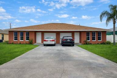 Main picture of 633 SE 12th Ct